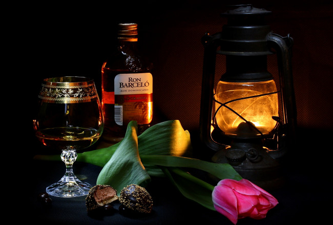 Обои картинки фото еда, натюрморт, лампа, тюльпан, конфета, бутылка