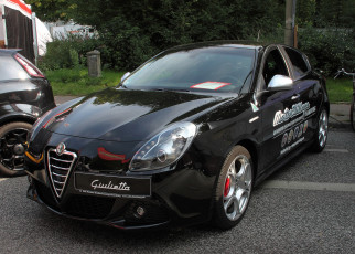 Картинка автомобили выставки уличные фото giulietta alfa romeo