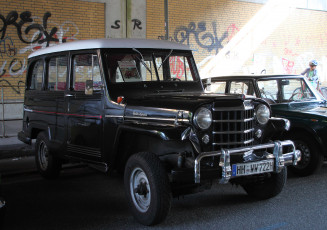 Картинка автомобили выставки уличные фото граффити