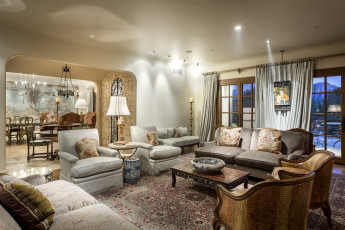 Картинка интерьер гостиная столик диван кресла