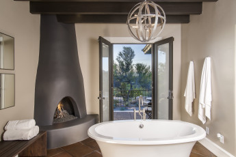 Картинка интерьер ванная туалетная комнаты камин ванна