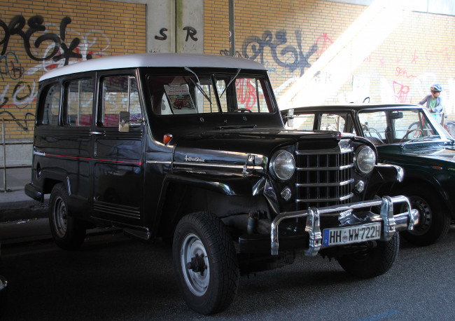 Обои картинки фото автомобили, выставки, уличные, фото, граффити