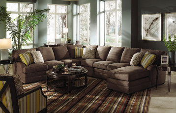 Картинка интерьер гостиная столик растение подушки диван