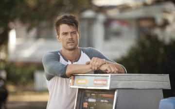 Картинка josh+duhamel мужчины актер футболка браслет улица автомат