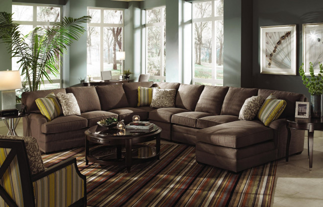 Обои картинки фото интерьер, гостиная, столик, растение, подушки, диван