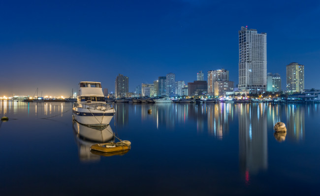 Обои картинки фото корабли, Яхты, город, залив, яхта, ночь