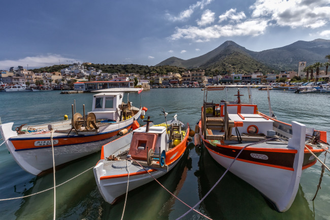 Обои картинки фото корабли, баркасы ,  буксиры, гавань, причал, город