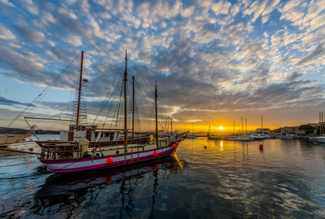 Обои картинки фото корабли, парусники, порт, гавань, рассвет, шхуна