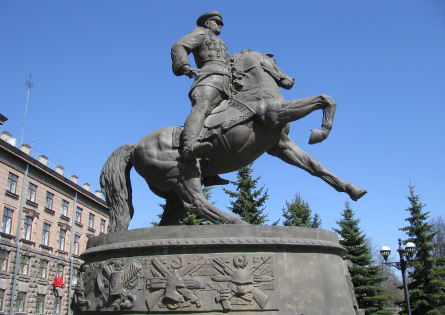 Обои картинки фото памятник жукову, города, - памятники,  скульптуры,  арт-объекты, екатеринбург, памятник, жукову