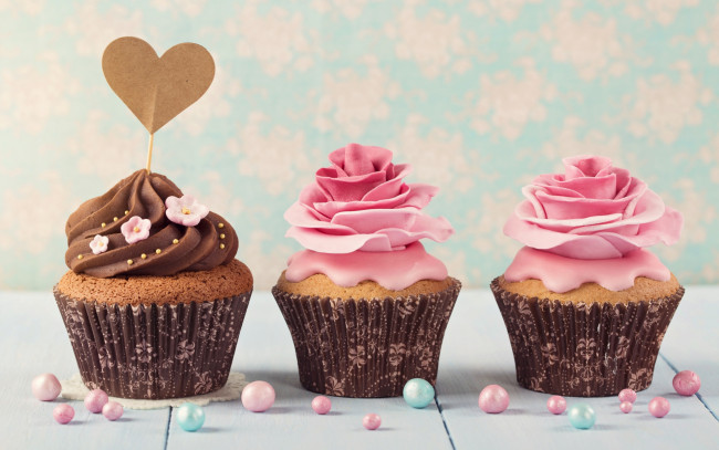 Обои картинки фото еда, пирожные,  кексы,  печенье, три, аппетитных, капкейка, с, розочками, из, крема