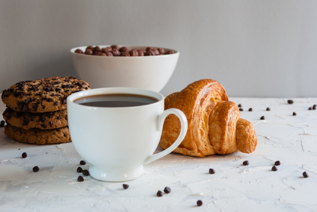 Обои картинки фото еда, мюсли,  хлопья, круассан, мед, сок, завтрак, шоколадные, шарики