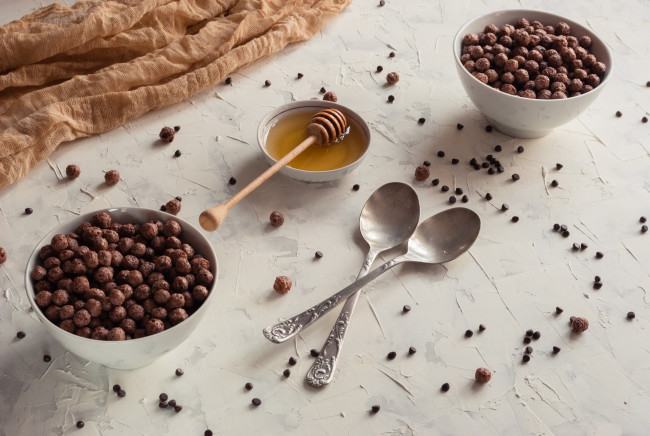 Обои картинки фото еда, мюсли,  хлопья, шоколадные, шарики, завтрак, мед