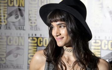 Картинка sofia+boutella девушки sofia boutella шляпа девушка актриса красотка брюнетка кино взгляд макияж причёска