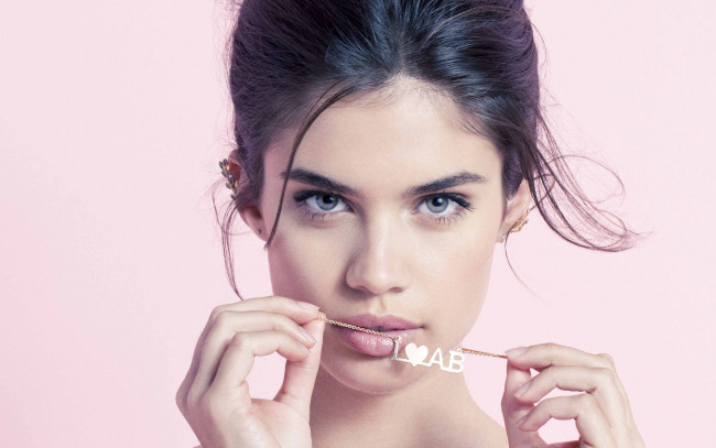 Обои картинки фото sara sampaio, девушки, sara, sampaio, портрет, лицо, девушка, модель, шатенка, поза, красавица, красотка, взгляд, макияж, стройная