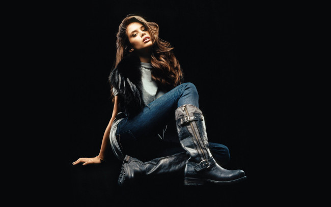 Обои картинки фото sara sampaio, девушки, sara, sampaio, сапоги, джинсы, фон, чёрный, девушка, модель, шатенка, поза, красавица, красотка, взгляд, макияж, стройная
