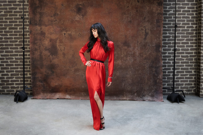 Обои картинки фото sofia boutella, девушки, sofia, boutella, платье, красный, поза, девушка, актриса, красотка, брюнетка, кино, взгляд, макияж, причёска