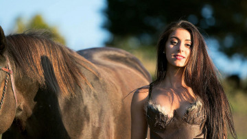 Картинка девушки -+брюнетки +шатенки брюнетка лошадь декольте