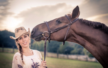 Картинка девушки -+брюнетки +шатенки коса шляпа лошадь