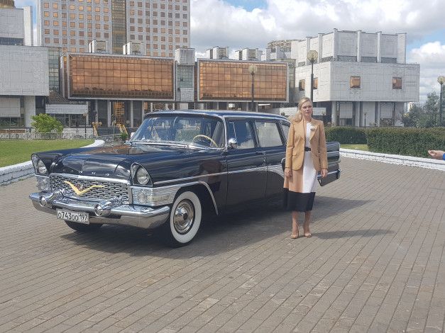 Обои картинки фото газ- 13 чайка, автомобили, -авто с девушками, газ-, 13, чайка, автомобиль, ретро, классика, девушка