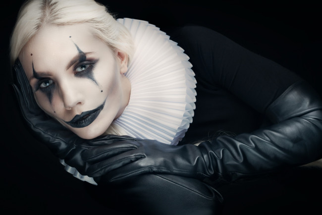Обои картинки фото девушки, - креатив,  косплей, блондинка, лицо, макияж, жабо, перчатки