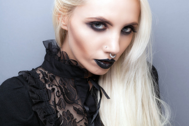 Обои картинки фото девушки, - лица,  портреты, блондинка, лицо, макияж, пирсинг, блузка