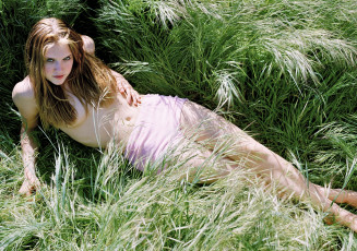 Картинка девушки dominique+swain рыжая шорты трава