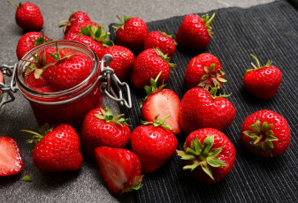 Картинка еда клубника +земляника банка крупная спелая