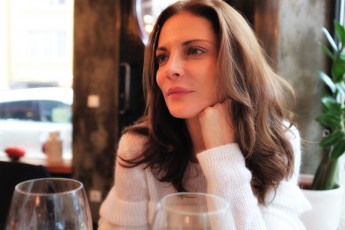 Картинка девушки teodora+duhovnikova шатенка лицо свитер бокалы