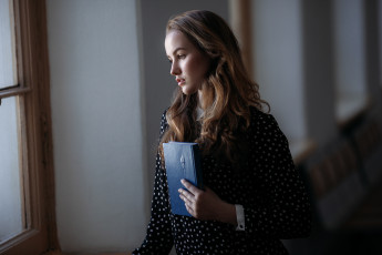 Картинка девушки юлия+таврина русая платье книга