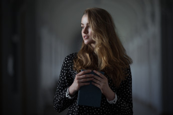 Картинка девушки юлия+таврина русая платье книга