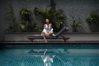 Картинка девушки -+брюнетки +шатенки бассейн брюнетка поза отражение