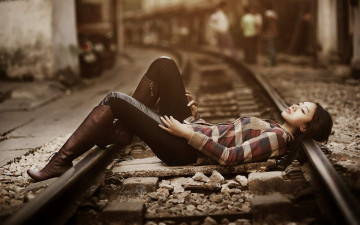 Картинка девушки -+азиатки азиатка рельсы поза сапоги джинсы рубашка