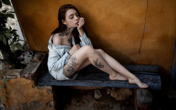 Картинка девушки -+брюнетки +шатенки шатенка тату рубашка скамейка jesse mae