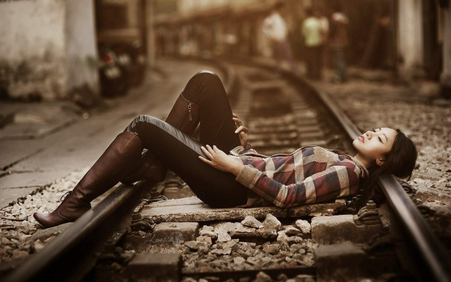 Обои картинки фото девушки, - азиатки, азиатка, рельсы, поза, сапоги, джинсы, рубашка