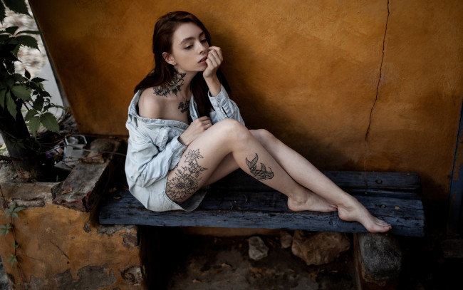 Обои картинки фото девушки, - брюнетки,  шатенки, шатенка, тату, рубашка, скамейка, jesse, mae