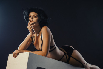 Картинка девушки анастасия+щеглова бюстгальтер черные трусики задница парики тату лежа спереди анастасия щеглова попа волосы в помещении смотрит на зрителя татуировка студия палец губах нижнее белье