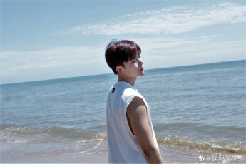 Картинка мужчины hou+ming+hao актер футболка море