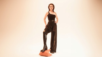 Картинка hayley+atwell+numeero+netherlands+august+2023 девушки -+брюнетки +шатенки актриса numeero хейли этвелл нидерланды