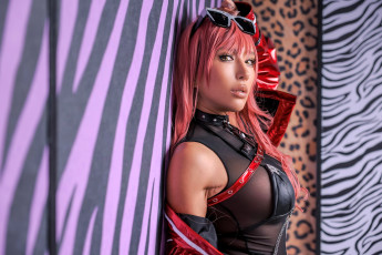 Картинка девушки nonsummerjack розовые волосы очки наряд стены