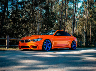 Картинка bmw+m4 автомобили bmw оранжевый забор площадка лес
