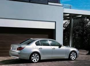 Картинка автомобили bmw серебристый дом