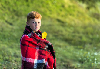 Картинка разное дети мальчик подросток рыжий плед лист трава лужайка