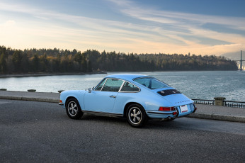 Картинка porsche-911+t-2-4+coupe+1972 автомобили porsche голубой река лес