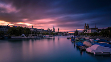 обоя города, цюрих , швейцария, закат, облака, дома, здания, деревья, река, лодки