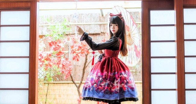 Обои картинки фото девушки, - креатив,  косплей, образ, косплей, наряд, костюм, платье, зонт, сад, дом