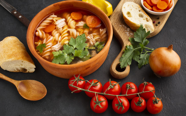 Обои картинки фото еда, первые блюда, лук, помидоры, петрушка, суп, макароны