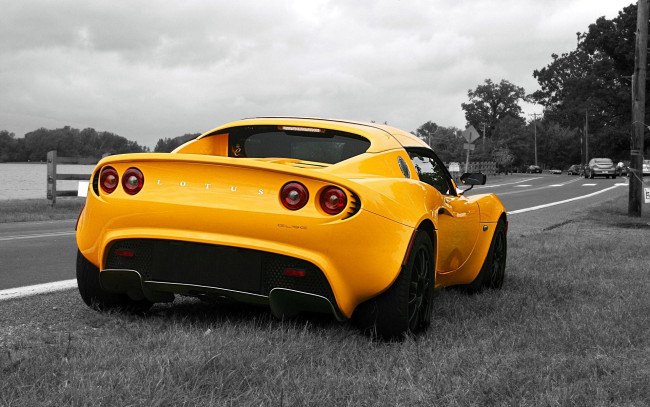 Обои картинки фото lotus elise, автомобили, lotus, желтый, трава, дорога, обочина