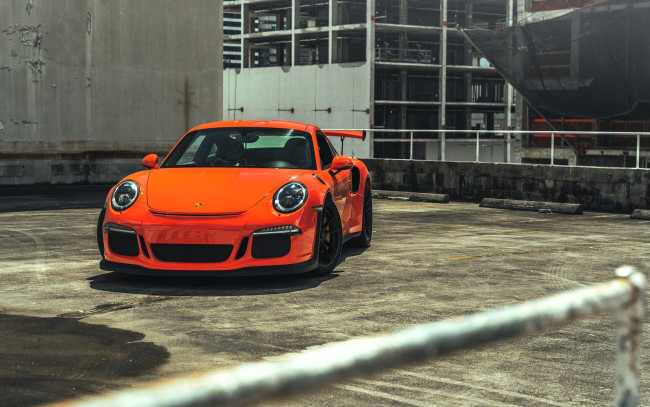 Обои картинки фото porsche 911, автомобили, porsche, оранжевый, здание, площадка, завод