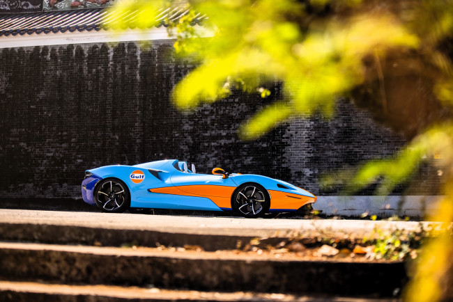 Обои картинки фото автомобили, mclaren, голубой, стена, ступени, ветки