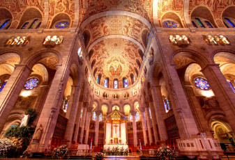 Картинка базилика сент анн де бопре франция интерьер убранство роспись храма витражи распятие колонны статуи арки